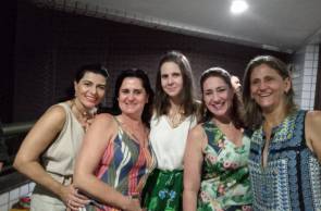 Juliana Barroso com  amizades  de uma vida, as que, verdadeiramente,  nos credenciam: Érika Gonçalves, Fábia Cesar, Vivian Albuquerque e Cassandra Pachoal  