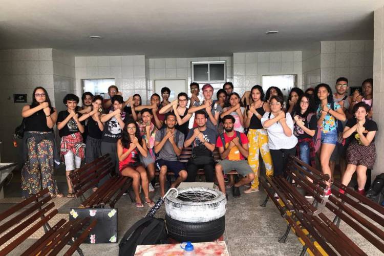 Estudantes surdos do IFCE estiveram reunidos no Ministério Público. Foto: Arquivo pessoal