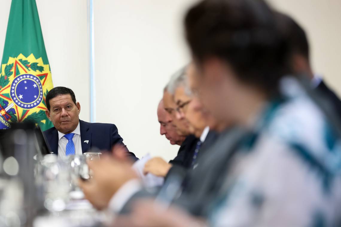 ￼MOURÃO participou ontem, ao lado de Bolsonaro, de videoconferência com Governadores do Sudeste (Foto: Marcos Corrêa/Presidência da República)