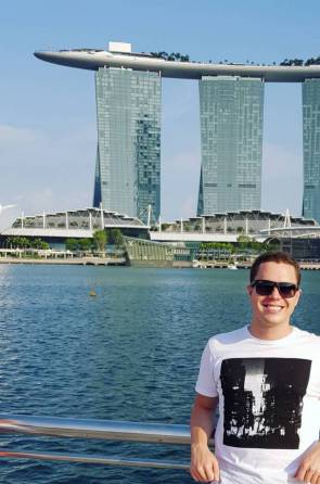 O engenheiro Henrique Queiroz, 27, mora em Singapura, na Ásia