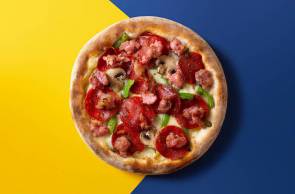 Pizza Amici's (pepperoni, pimentão, linguiça italiana, champignon fresco e cebola, muzzarela, molho de tomate especial e orégano)