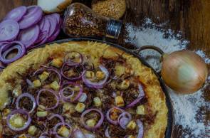 Pizza Cearense - Carne de sol na manteiga da terra com cubos de queijo coalho e cebola roxa (Forneria Coriolano)