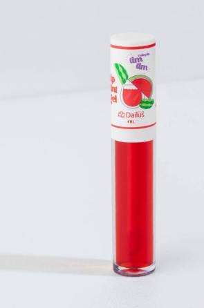 O batom da seleção Dailus é o Lip Tint Frozen de Melancia (Coral - R$ 15,50). Pontos a favor: Vegano; textura em gel; não escorre e não transfere; longa duração; versátil