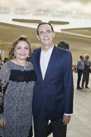 Aristófanes Canamary, sempre com Vânia, indica séries que o surpreenderam nesta temporada do Netflix