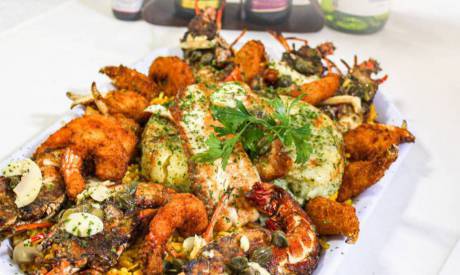 Viagem ao fundo do mar é um mix de  lagosta, camarão, patinha de caranguejo, filé de tilápia, batata rosti e arroz de açafrão com tilápia, do Tilápia Restaurante