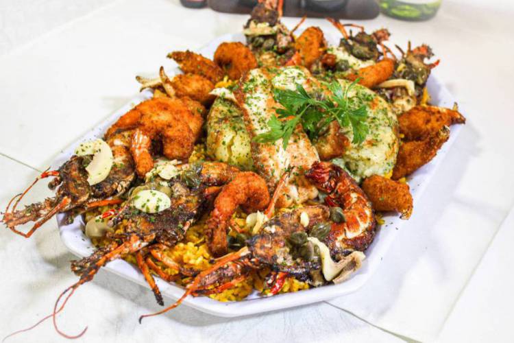 Viagem ao fundo do mar é um mix de  lagosta, camarão, patinha de caranguejo, filé de tilápia, batata rosti e arroz de açafrão com tilápia, do Tilápia Restaurante