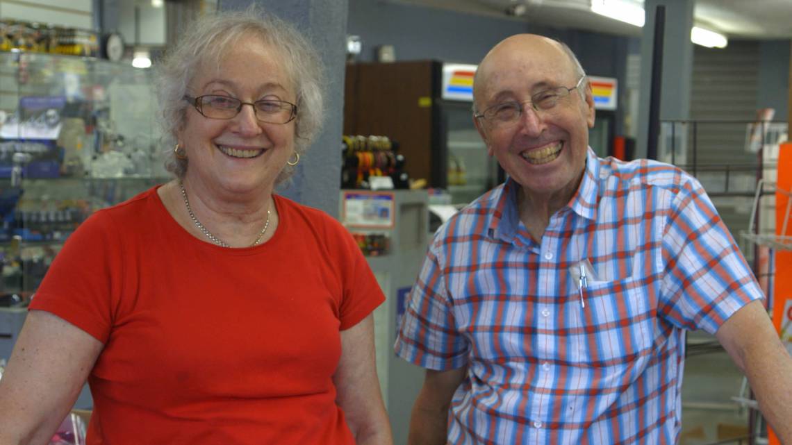 Karen e Barry Mason sustentaram a família por mais de três décadas a partir do trabalho na livraria (Foto: Netflix / divulgação)