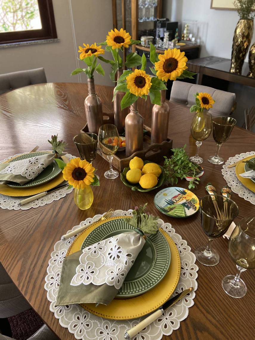 Na casa da defensora pública Andréa Coelho, a decoração da mesa a partir de diferentes temas vem alegrando as refeições em família
 (Foto: acervo pessoal)