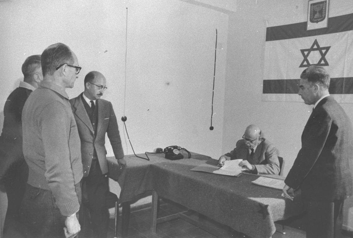 Eichmann (esquerda), em uma sala na corte israelense, quando de sua detenção(Foto: Israeli GPO photographer / Public domain)
