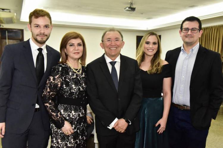 Nazareno de  Oliveira e a amada Herbenni com os filhos Lucas e Matheus e a nora Juliana Ibiapina