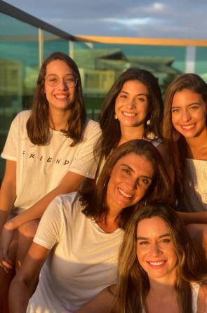 Rebecca Albuquerque com as filhas Catarina, Beatriz, Carolina e Isabela