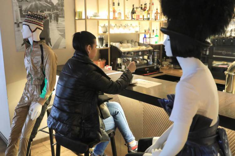 Café na Lituânia: manequins demarcam vagas de segurança, ao mesmo tempo em que exibem peças de roupas de lojas locais