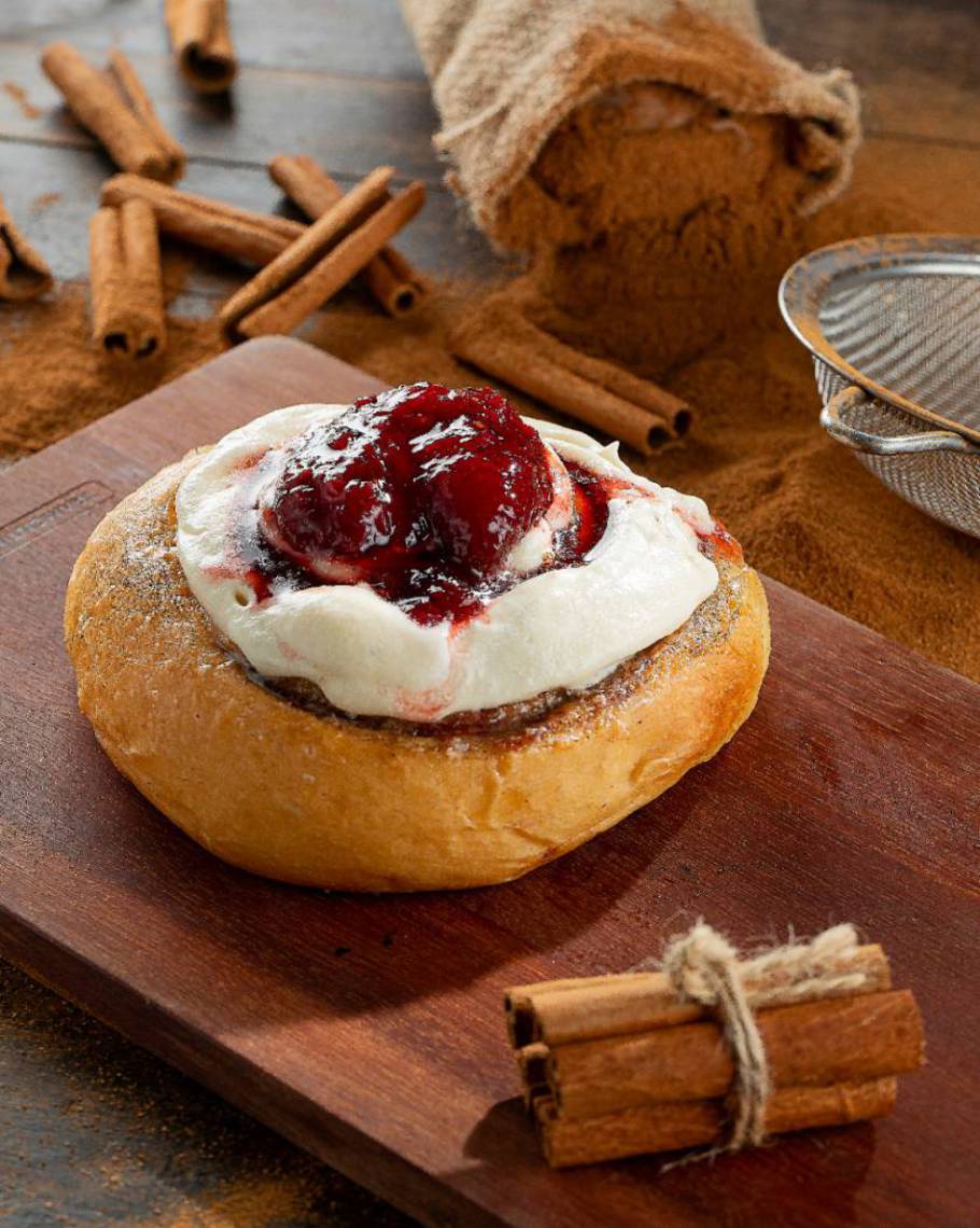 Cinnamon roll é um pãozinho doce de canela que foi criado na