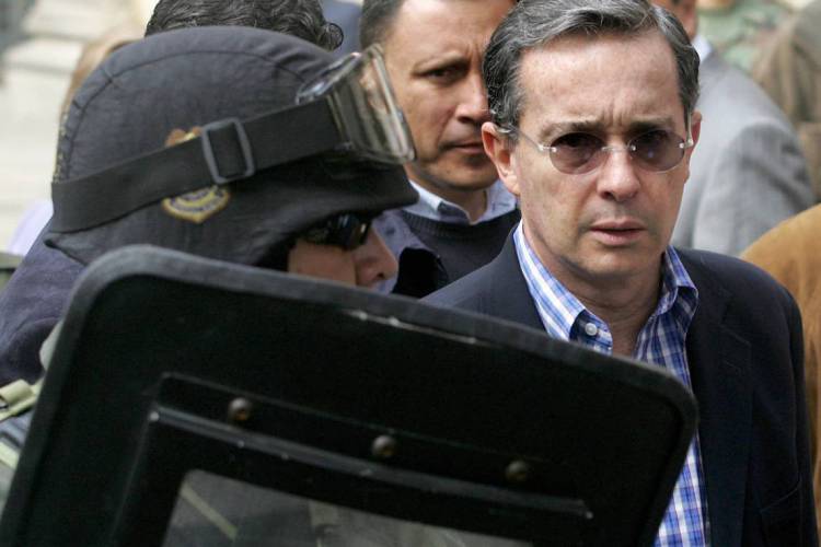 O ex-presidente colombiano Alvaro Uribe deixa centro de pesquisa sob forte escolta policial em março de 2006