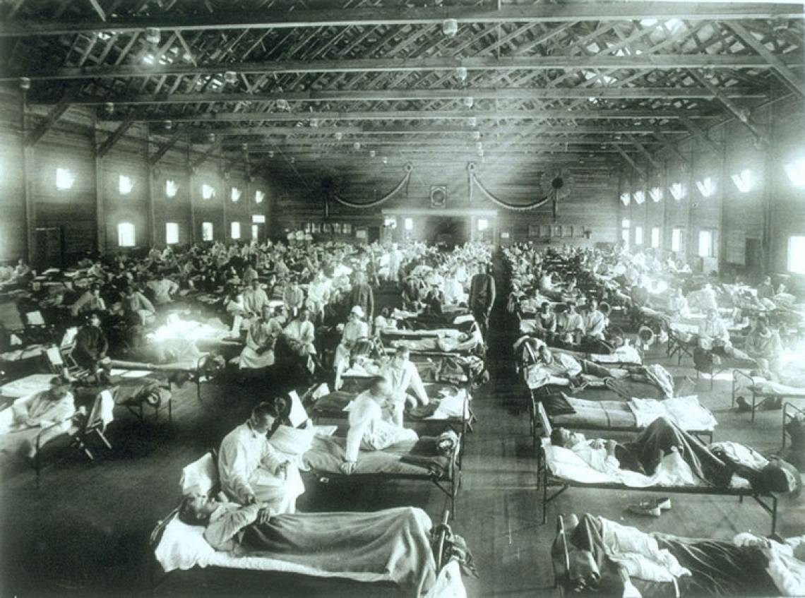 Camas enfileiradas em hospital de campanha da Gripe Espanhola, nos Estados Unidos (Foto: Exército dos Estados Unidos)