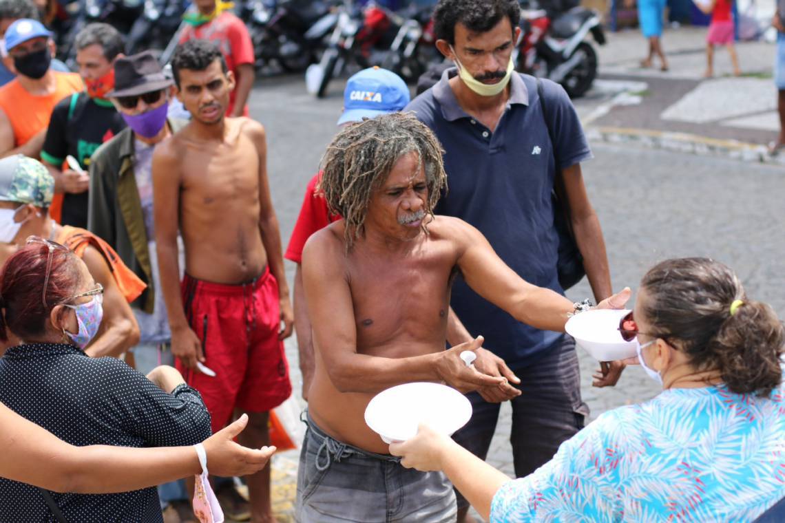Pessoas em situação de rua recebem alimento na Praça do Ferreira, em Fortaleza(Foto: Fabio Lima)