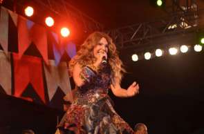 Elba Ramalho canta sucessos de sua carreira em sua primeira live, com temática junina