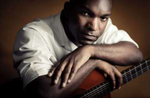 Foto: Vidal Assis traz músicas de sambistas negros para seu repertório Vidal Assis traz músicas de sambistas negros para seu repertório