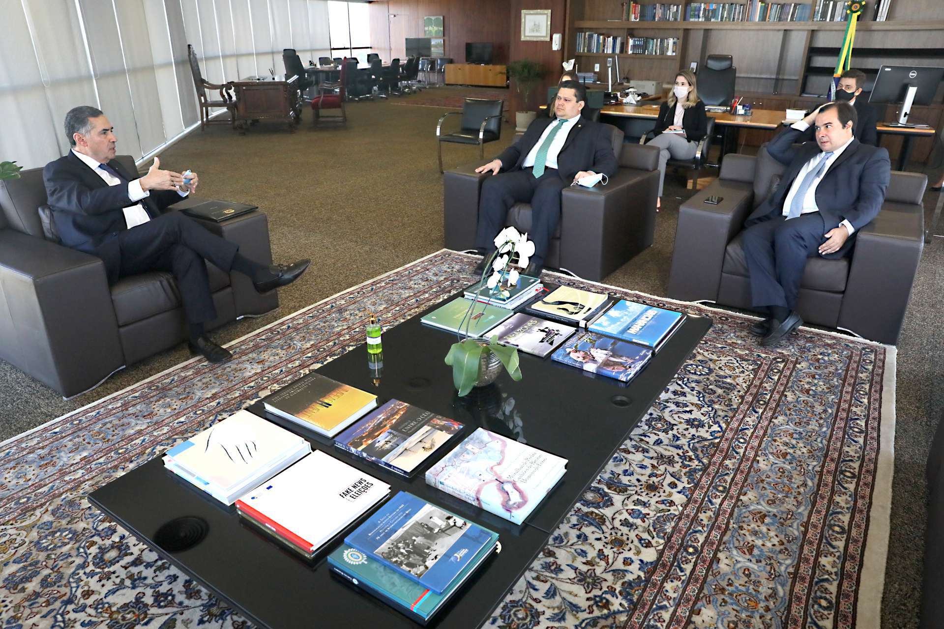 EM REUNIÃO na semana passada, Barroso, Alcolumbre e Maia já 
conversaram sobre consenso médico em relação à necessidade de adiamento (Foto: Abdias Pinheiro/Divulgação TSE)