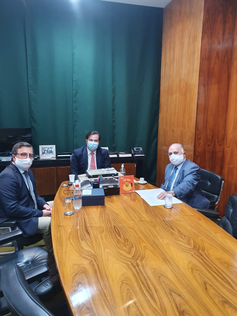  Encontro entre o deputado federal Roberto Pessoa, Danilo Forte e o presidente da Câmara, Rodrigo Maia  (Foto: Divulgação )