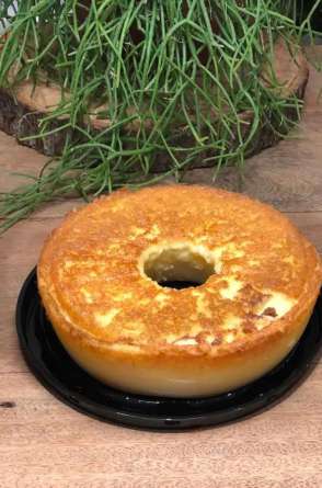 Opções vegetarianas e veganas? Mercado Vida Saudável, com fatias de bolos juninos (bolo mole, cuscuz de tabuleiro vegano, bolo paçoca)