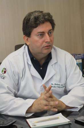 Roberto da Justa, médico infectologista e professor da Faculdade de Medicina da Universidade Federal do Ceará (UFC)(Foto: MAURI MELO)