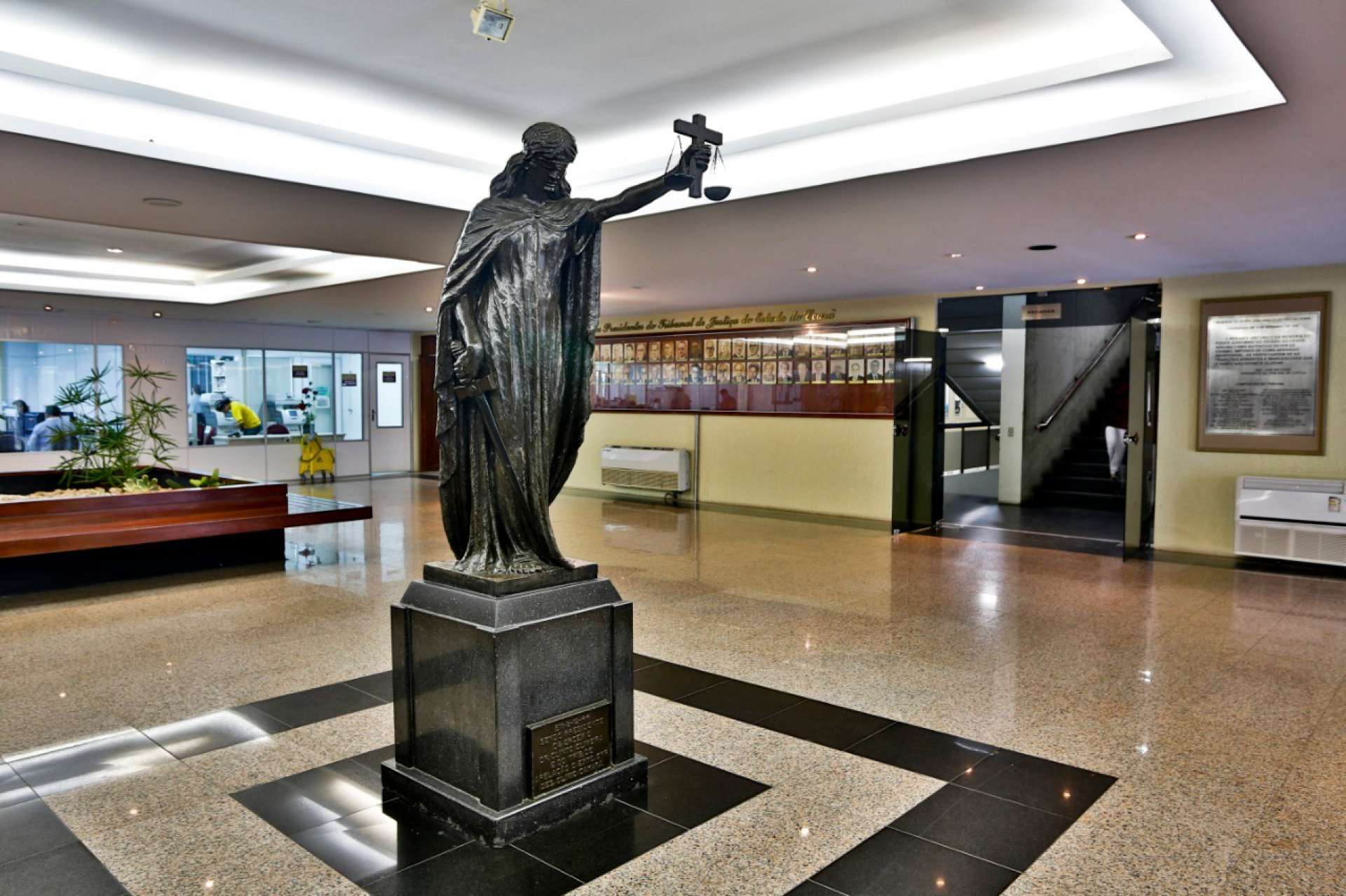 Estátua de Themis, a deusa da Justiça, no saguão de entrada do Tribunal de Justiça do Ceará (Foto: FCO FONTENELE)