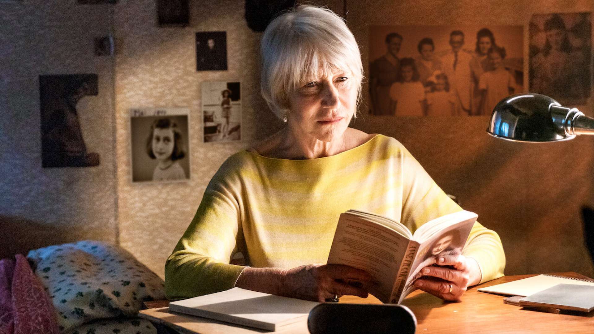 Helen Mirren faz a leitura do diário de Anne no filme
 (Foto: Divulgação)