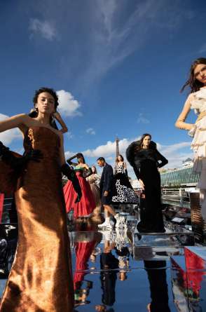 Desfile sobre o rio Sena marcou os 75 anos da Balmain 