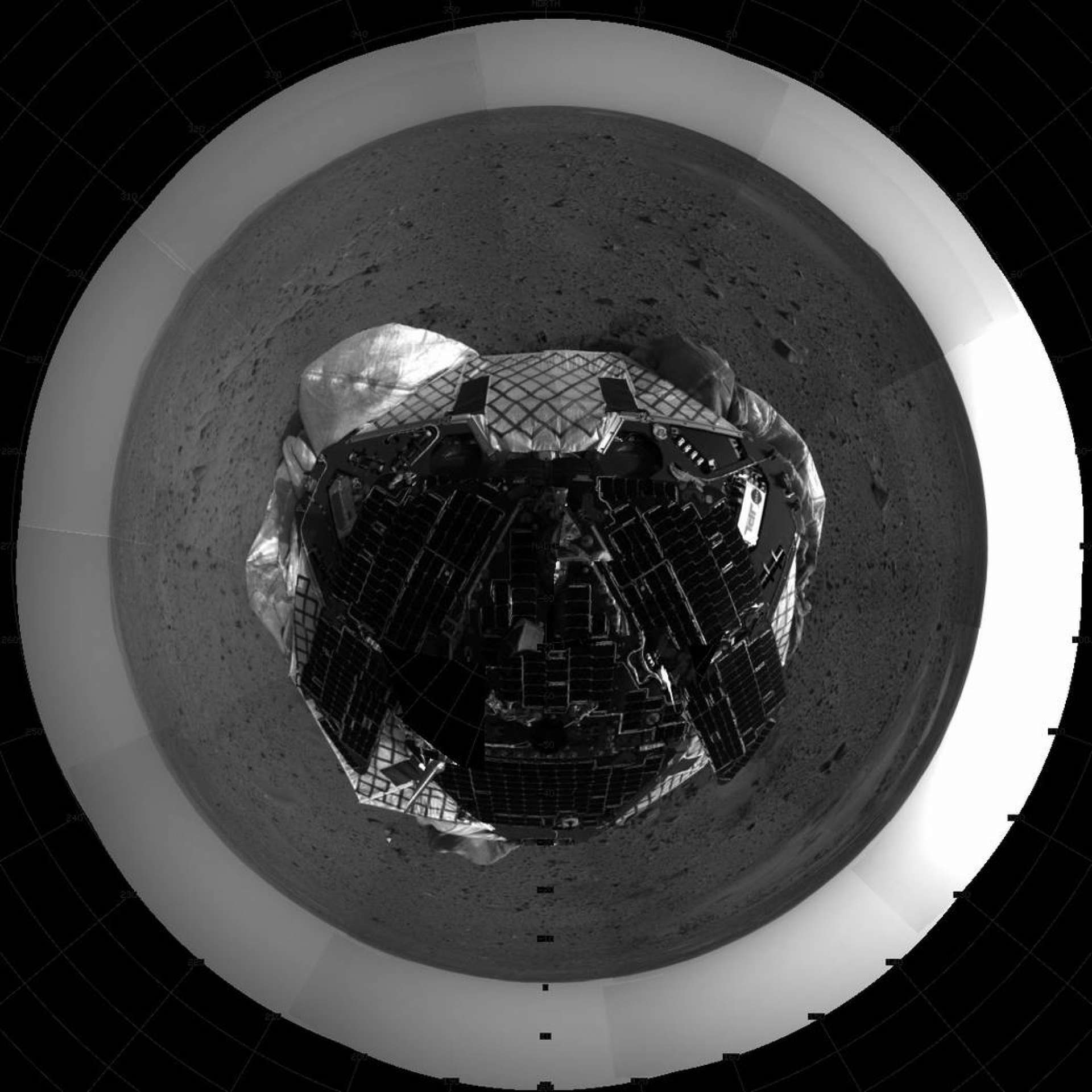Vista superior do "Espírito de Marte". Esta imagem em mosaico tirada pela câmera de navegação no Mars Exploration Rover Spirit representa uma visão aérea do rover na superfície de Marte. A frente do veículo espacial está levantada e airbags retraídos são visíveis embaixo da espaçonave(Foto: NASA/JPL)