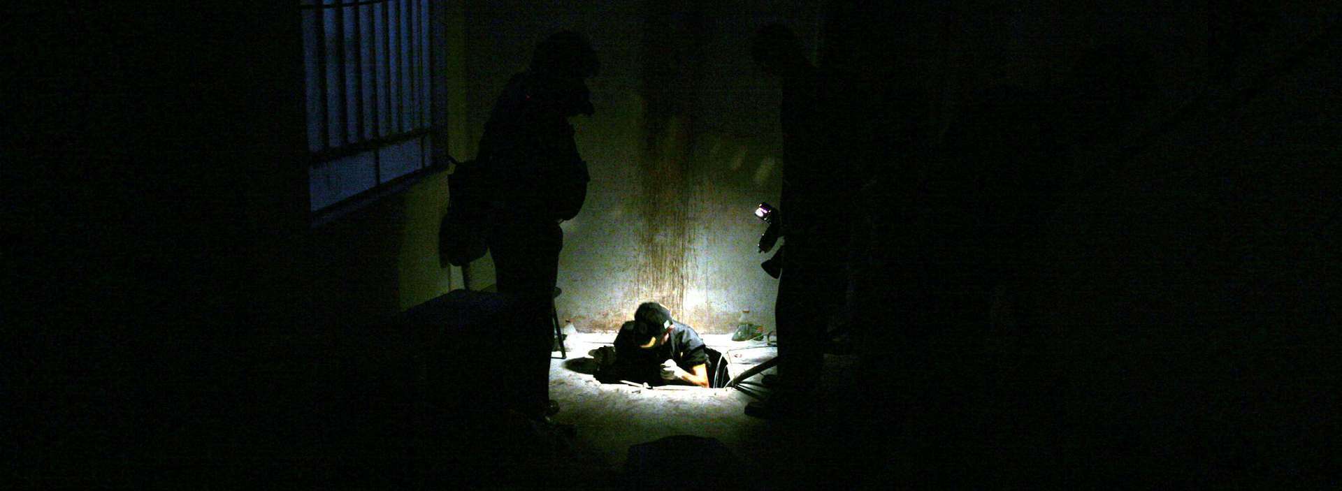 Policial federal examinando a boca do túnel escavado pela quadrilha para furto milionário à caixa-forte do Banco Central de Fortaleza. Crime foi descoberto na manhã do dia 8 de agosto de 2005 (Foto: EDIMAR SOARES em 8/8/2005)