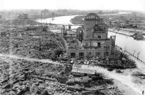 (ARQUIVOS) Esta foto de arquivo tirada em novembro de 1945 pelo Exército dos EUA e divulgada pelo Museu Memorial da Paz de Hiroshima mostra o Dome da bomba atômica, três meses após a bomba atômica ter sido lançada pelo bombardeiro B-29 Enola Gay sobre a cidade de Hiroshima . - O Japão, em 6 de agosto de 2020, marcará 75 anos desde o primeiro ataque a bomba atômica do mundo, com a pandemia de coronavírus COVID-19 forçando uma redução das cerimônias anuais para comemorar as vítimas. 