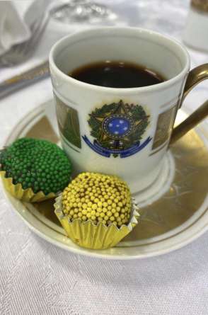 Hora do café: brigadeiros nas cores do Brasil