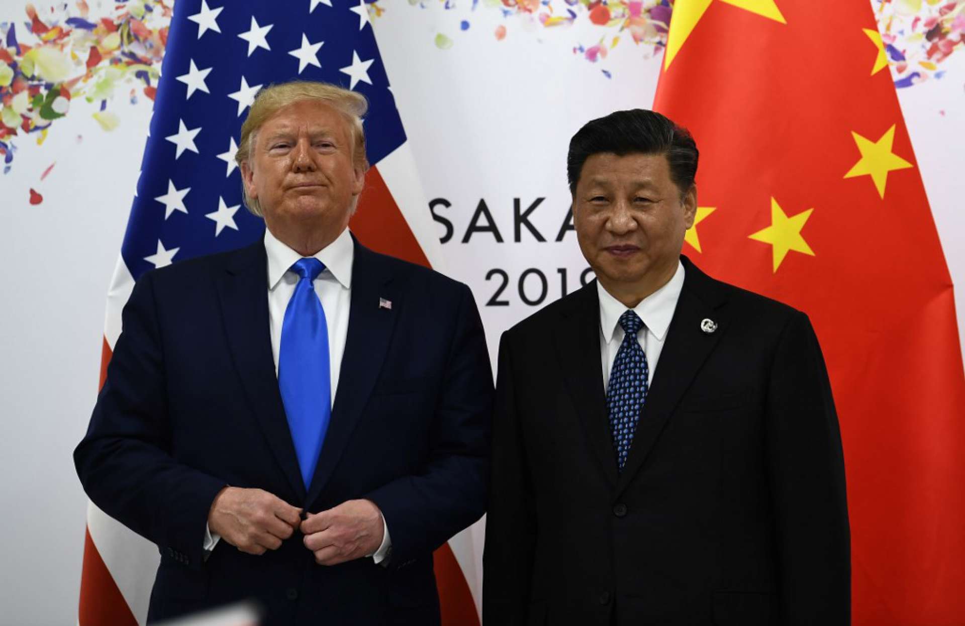 Donald Trump e Xi Jinping têm trocado farpas em relação às responsabilidades sobre a pandemia de coronavírus(Foto: Brendan Smialowski / AFP)