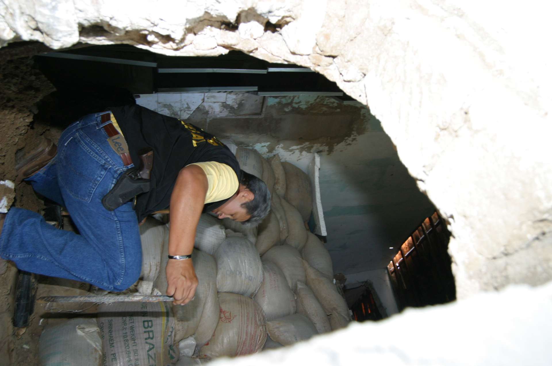 ￼ EM 2005, assaltantes cavaram um túnel de 80 metros até o prédio do Banco Central em Fortaleza  (Foto: EVILÁZIO BEZERRA, em 9/8/2005)