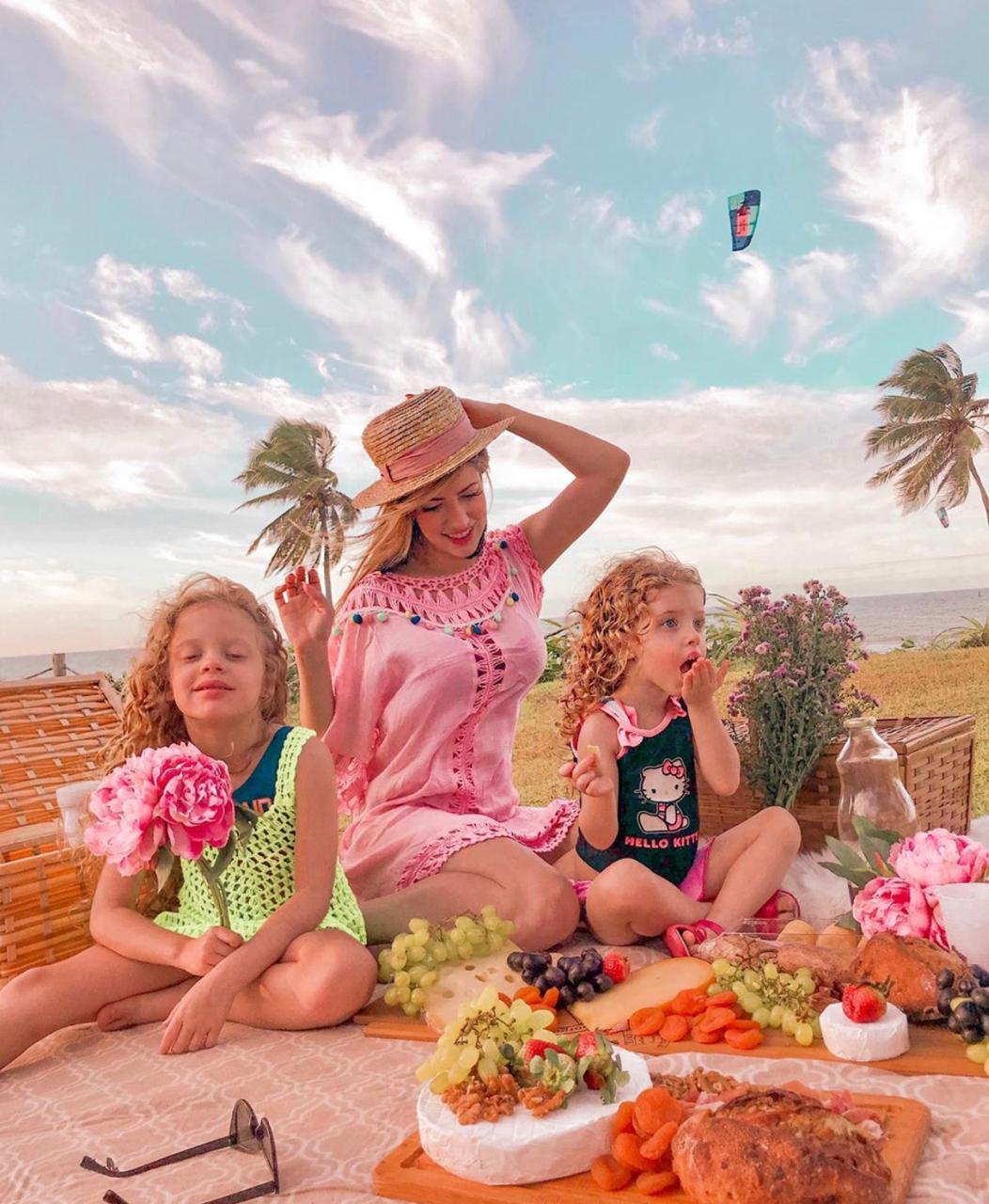 Nos momentos com as filhas Celina e Giovanna, Raquel Macêdo também gosta de apostar nas tábuas de frios numa proposta de picnic (Foto: Divulgação)