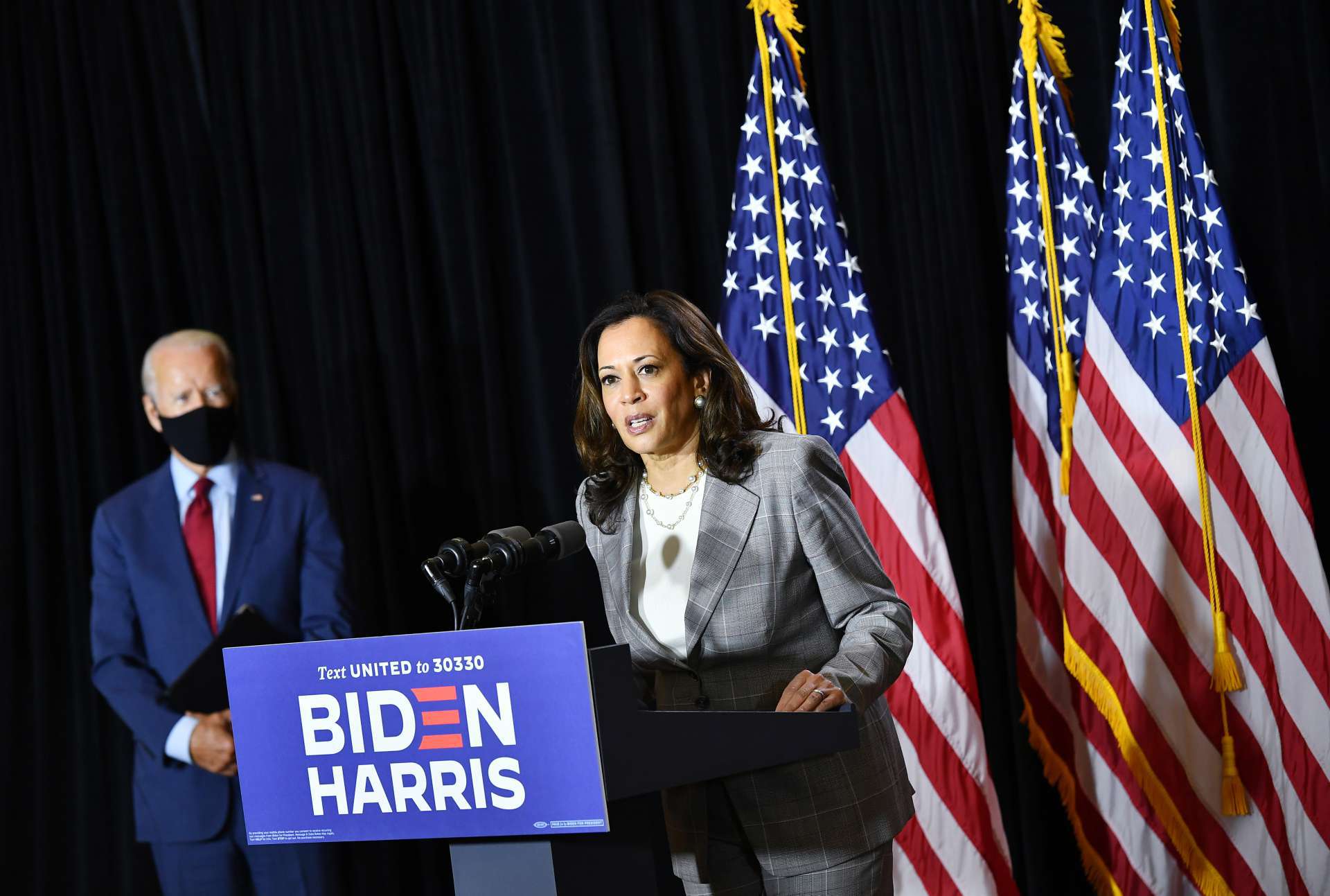 O candidato presidencial democrata, o ex-vice-presidente dos EUA Joe Biden (E), e a companheira de chapa vice-presidente, a senadora Kamala Harris dos EUA, dão uma entrevista coletiva depois de receber um briefing sobre COVID-19 em Wilmington, Delaware, em 13 de agosto de 2020. (Foto por MANDEL NGAN / AFP)
 (Foto: MANDEL NGAN / AFP)