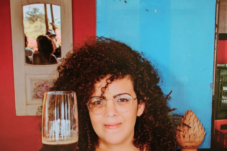 @nunadhine 
é o perfil da sommelère e cervejaria Nadine França, de Recife, coordenadora do Instituto da Cerveja em Pernambuco, diretora da Confraria Feminina de Cervejas Maria Bonita e da ACervA-PE e coordenadora do Núcleo da Diversidade da Abracerva Brasil.   (Foto: divulgação)