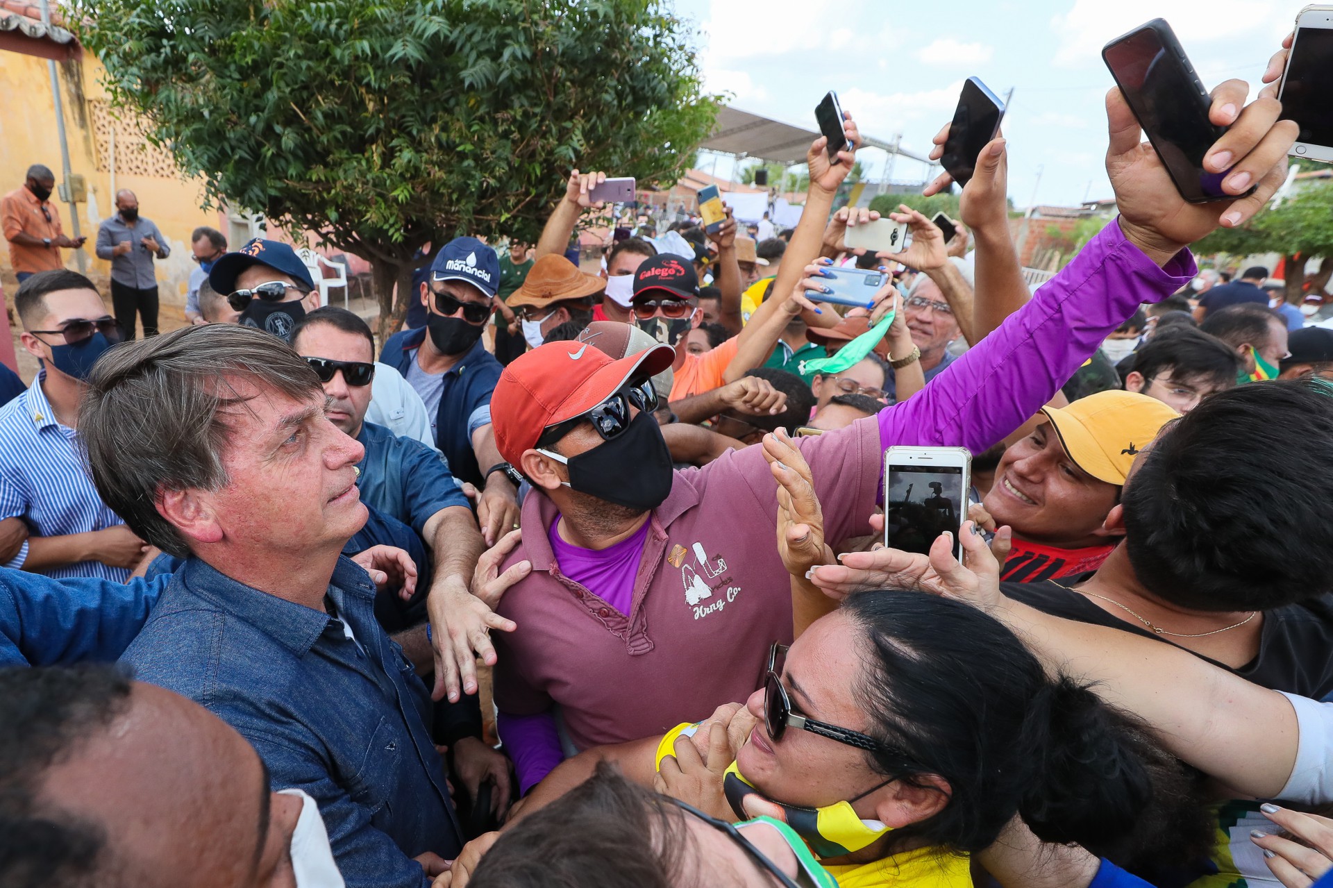 (Comunidade de Angélica- Ipanguaçu - RN , 21/08/2020) Presidente da República Jair Bolsonaro cumprimenta e posa para fotografia com os moradores de Ipanguaçu..Foto: sac Nóbrega/Presidência da República