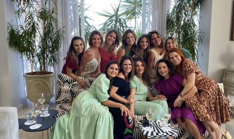 Niedja Bezerra recebeu amigas pelo seu aniversário