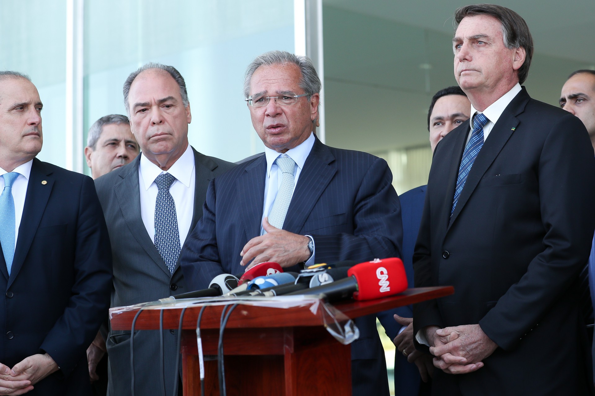 PRESIDENTE Jair Bolsonaro anunciou prorrogação do auxílio ao lado de Paulo Guedes e outros ministros e parlamentares (Foto: Marcos Corrêa/Presidência da República)