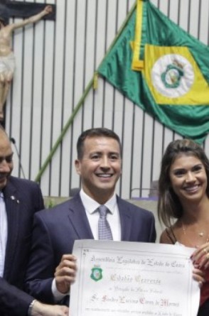 Sandro Caron recebeu, em fevereiro de 2016, título de cidadão do Ceará. Proposto pelo então presidente da Assembleia Legislativa, Zezinho Albuquerque, e sancionado pelo governador Camilo Santana (Foto: ASSEMBLEIA LEGISLATIVA DO CEARÁ)
