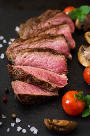 Bife suculento de carne ao ponto para bem passada com especiarias e legumes grelhados