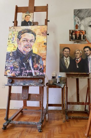 No ateliê de Vando Figueiredo, dois presentes para Ivens Jr: um portrait em colagens e um óleo sobre tela com as três gerações: Ivens Dias Branco, Júnior e Neto