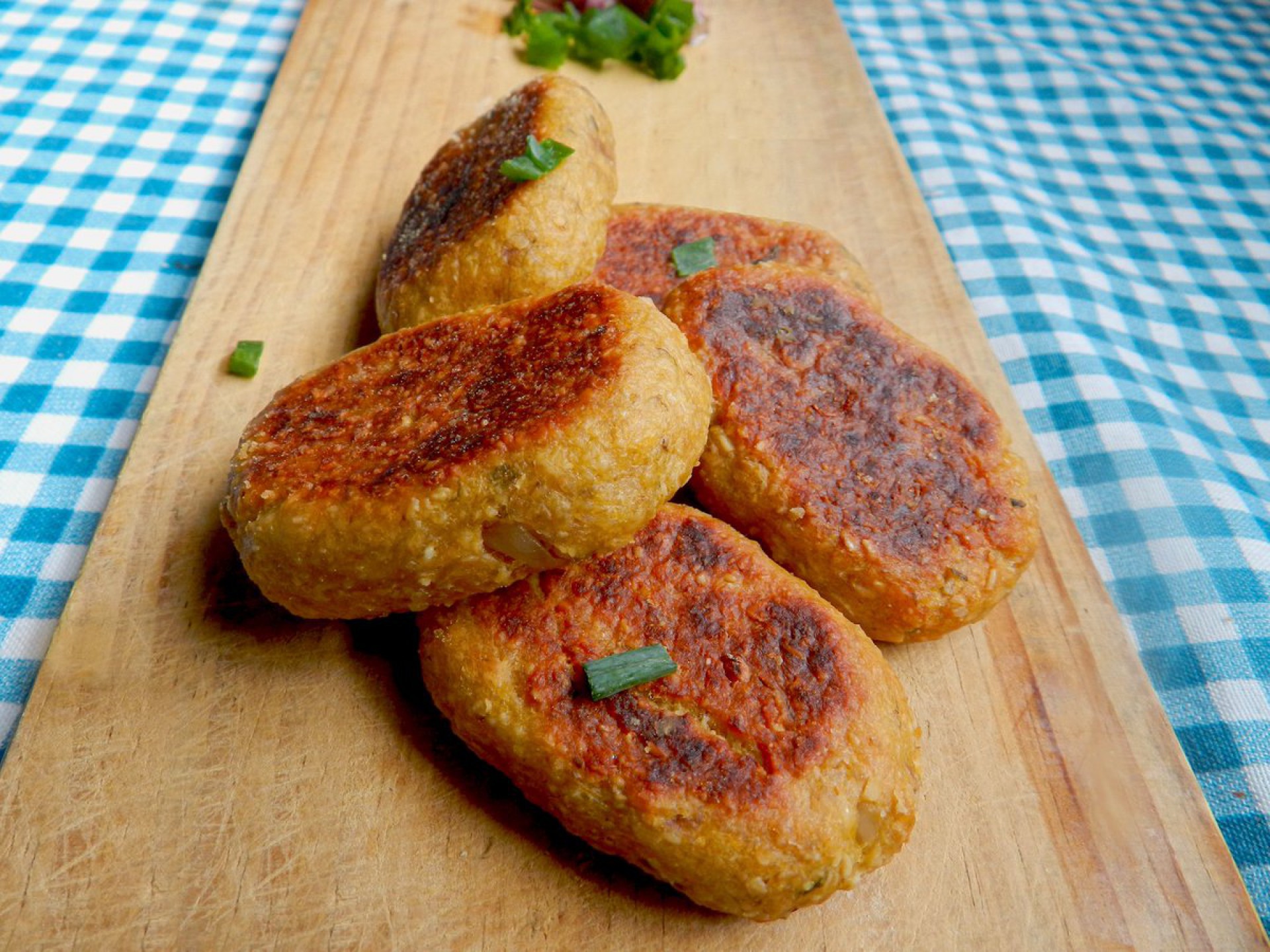 Nuggets veganos podem ser feitos com milho, grão de bico, caju e muitas outras possibilidades  (Foto: divulgação)