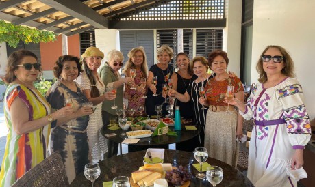 Stela Rodrigues levou as integrantes do grupo As Anjas para encontrar Inês Von Bahr, passando uns dias, em Fortaleza, na companhia de Mana e Manoel Holanda. Também elas mataram saudades, ausentes que estavam por conta da Covid 19. 