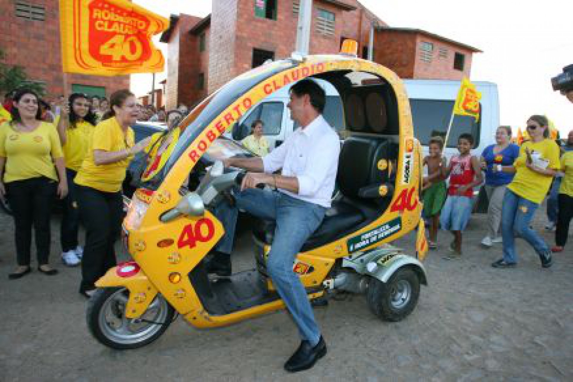 Campanha deverá reeditar cenas como Cid Gomes em motoneta para eleger seu candidato (Foto: divulgação)