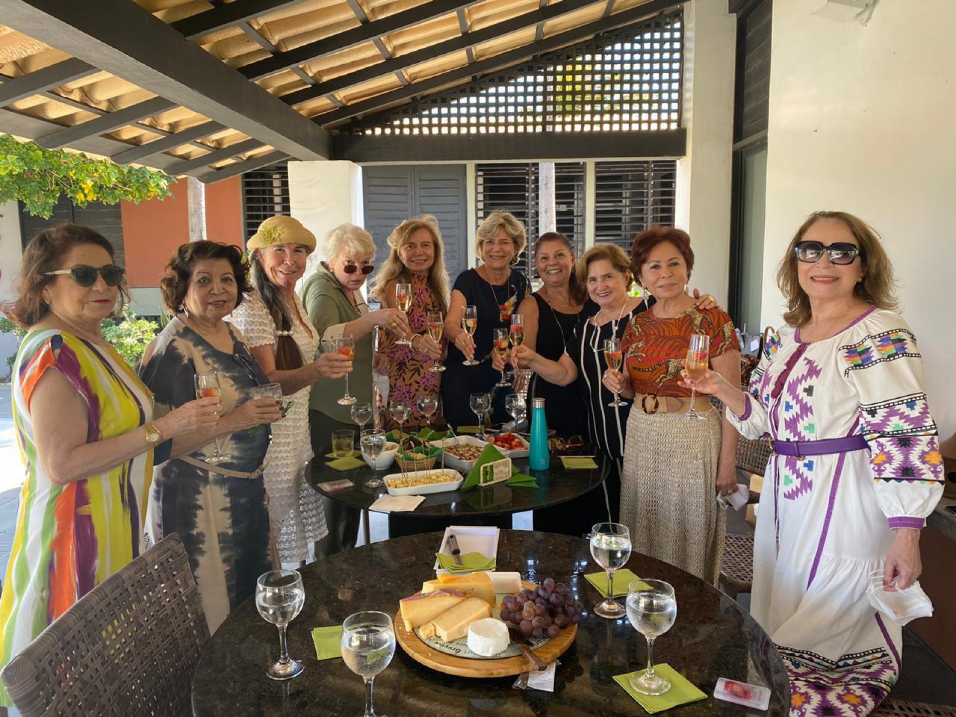 Stela Rodrigues levou as integrantes do grupo As Anjas para encontrar Inês Von Bahr, passando uns dias, em Fortaleza, na companhia de Mana e Manoel Holanda. Também elas mataram saudades, ausentes que estavam por conta da Covid 19.  (Foto: Divulgação)