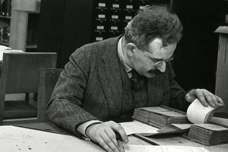 Walter Benjamin na Biblioteca Nacional da França, em 1937(Foto: Reprodução: Gisele Freund)