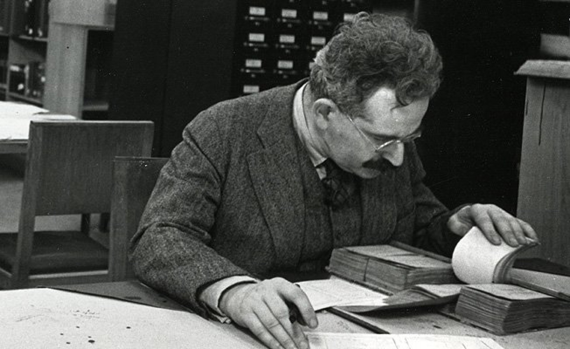 Walter Benjamin na Biblioteca Nacional da França, em 1937 (Foto: Reprodução: Gisele Freund)